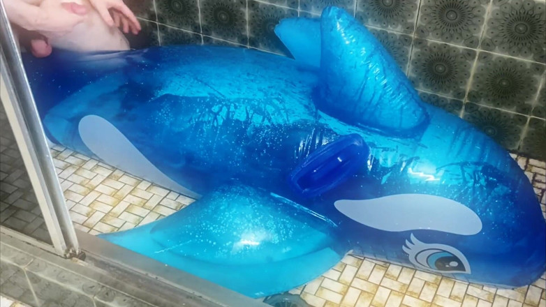 Aussie bi boy: Intex 2m mavi balinanın su ile dolu parçasına sürtüşme ve boşalma