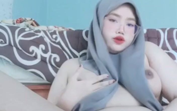 Jilbab69: Masturbação de uma menina Jilbab com tesão faz com que...