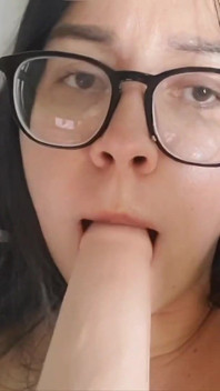 Schattig meisje in mond neuken met dildo