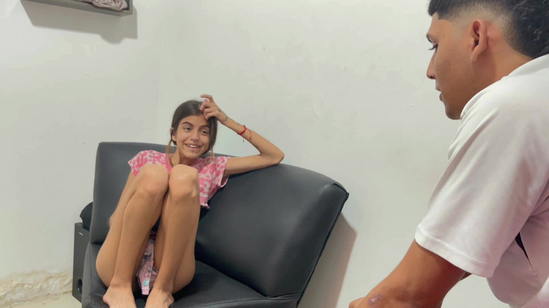 deybersex12: Minha linda meia-irmã está se tocando na sala, ela é muito...