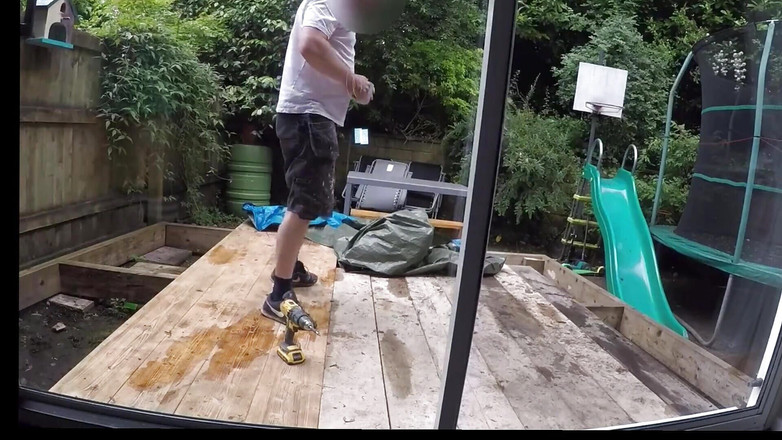 AcDcLovers: 孤独的年轻熟女在让他高潮后勾引了一个建筑工