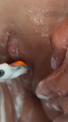 Puck and pussy: Afeitado debajo de la ducha