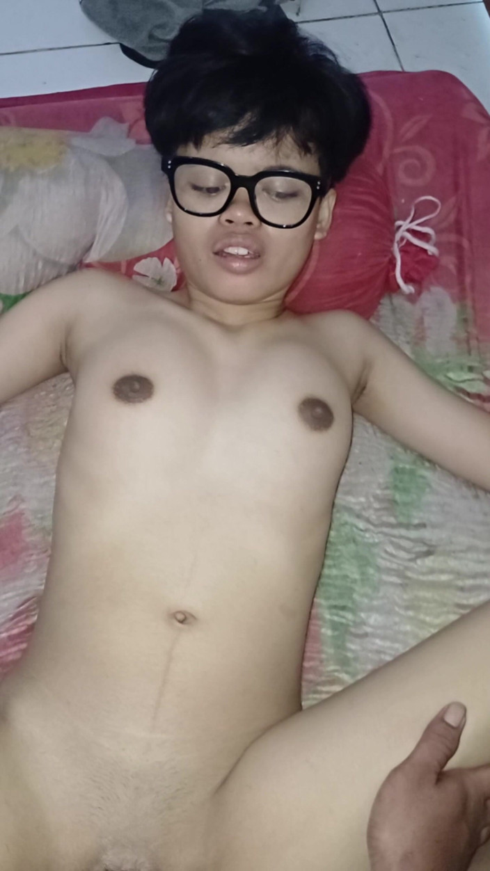 Theresia Nirvana: Güzel Asyalı tomboy boğulma noktasına