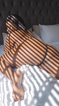 Îmi întind curul și fute-mă