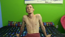 쓰리섬을 시도하고 싶어하는 크리스. 누군가?