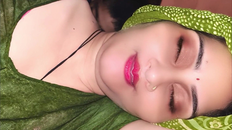 Village studio: 침실에 혼자 있는 배다른 여동생이 나에게 섹스를 권유해, 힌디어 음성으로 삼촌 힌디어 섹스 비디오