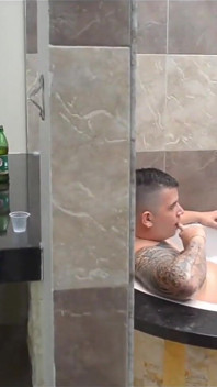2 pár se nachází v ClubU Swagger k šukání a výměně - Sara Blonde a Jenifer hrají