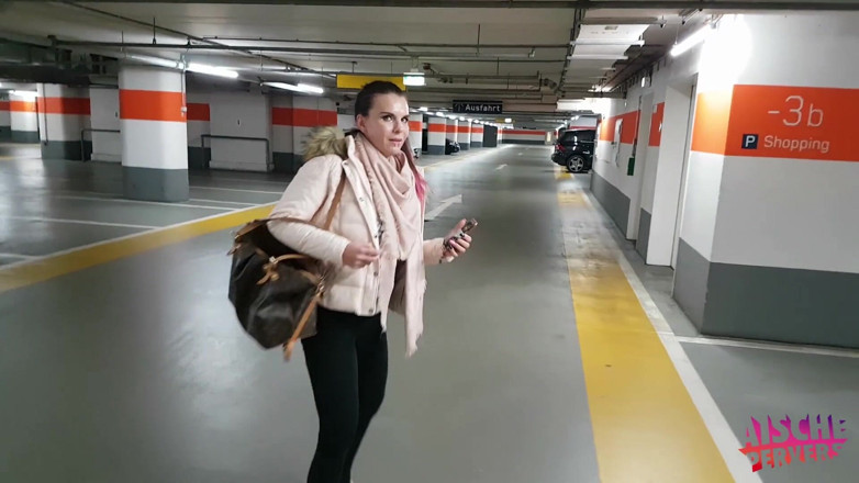 Aische Pervers: MILF Jerman memberikan blowjob di tempat letak kereta lapangan terbang