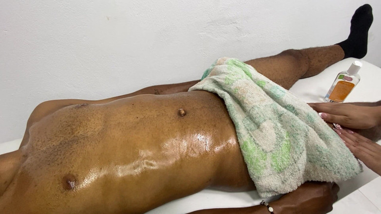 soylekiary: Minha madrasta me deu uma massagem para desstressar e eu...
