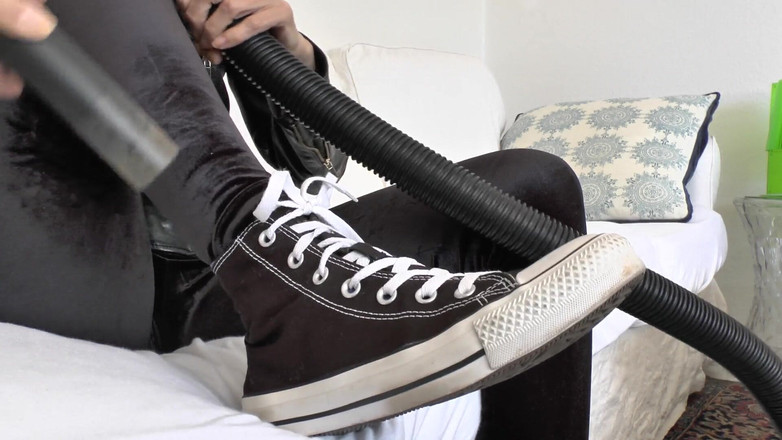 Lady Victoria Valente: 먼지가 많은 운동화를 진공 청소기로 청소한 다음 내 운동화에 호스를 뿌립니다! POV, JOI, 레이디 빅토리아 발렌테