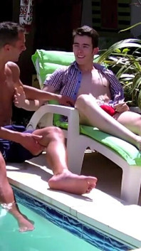 Un twink se fait baiser dans la piscine par un vieux pour s'amuser