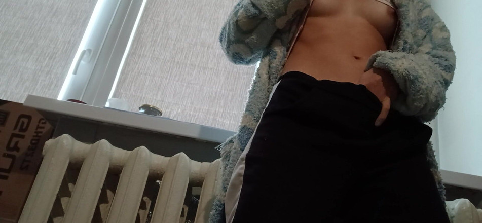 Lesbian-candys: 대학 졸업 후 집에서 자위하는 로브의 날씬한 갈색 머리