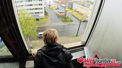 MILF Hunter 24: Milf jager neukt magere Vicky Hundt hard! (DUITS)
