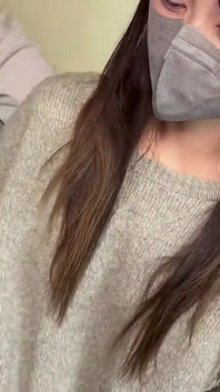 かわいいペア 細い脚の美しさ 最初は恥ずかしがり屋ですが、徐々に柔らかく親密なプライベートな瞬間へと引き込まれていきます
