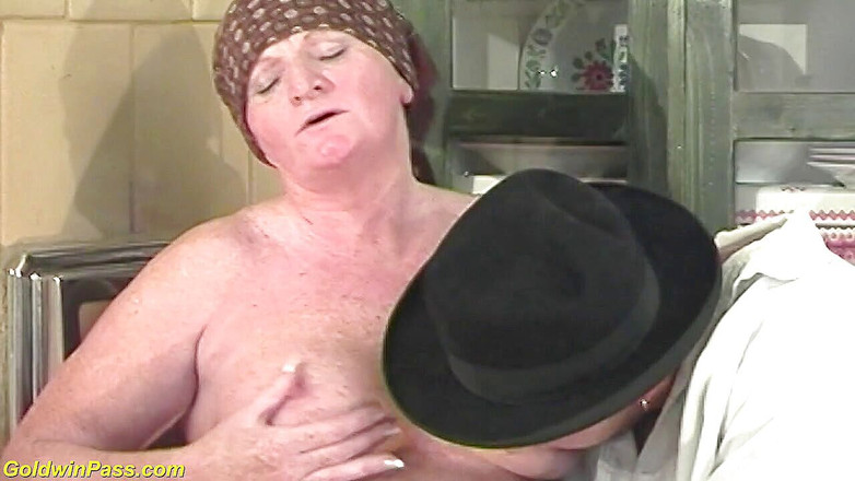 Goldwin pass: Mollige harige oma geniet van haar eerste ruige anale seks