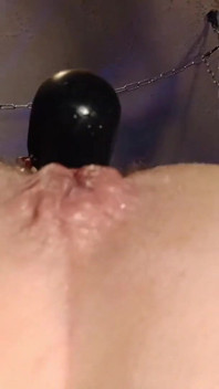 La figa miLF è allungata e scopata duro nel culo