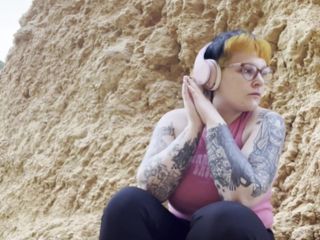 Bigtiddygoth: Miluji ukazovat své tělo myslíš, že mě někdo viděl?