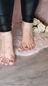 Jeu de pieds sensuel, dentelle noire et bijoux dorés