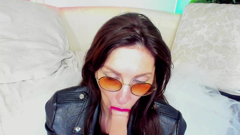 LizaVirgin: Milf bollente un pompino elegante con gli occhiali