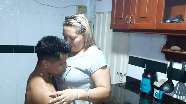 Miller Family: Öpüşüyorum dilimi bu orta yaşlı seksi kadının vajinal dudaklarına aktarıyor