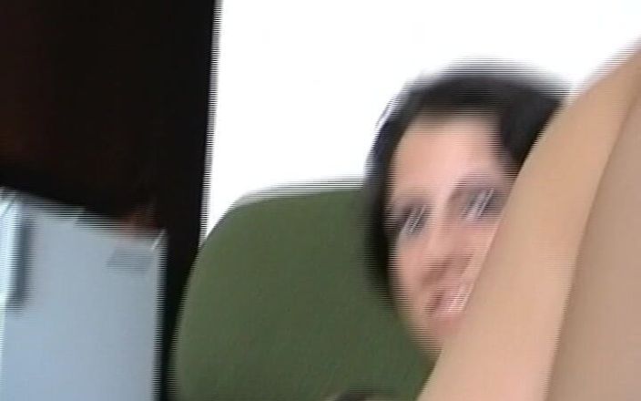 Enjoy German porn: Şanslı adam iki harika amatör Alman gençle sikişiyor