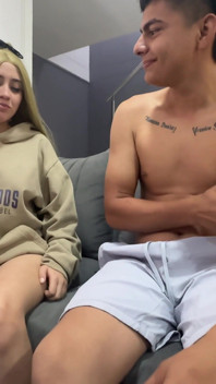 Quão sexy minha meia-irmã indiana parece varrer a varanda da casa sem calcinha, eu fico com tesão assistindo ela.