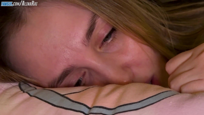 Alina Rai: Son beau-père n'a pas pu résister et baise sa belle-fille...