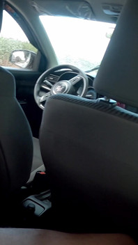 Adik tiri Pinay mahukan seks dalam kereta di jalan raya yang sibuk