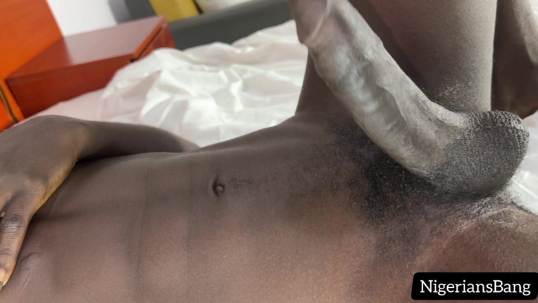 NigeriansBang G XXX: セクシーなストレート男性が大きなチンコを撫でる