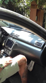 Un chauffeur Uber suce et baise un costume