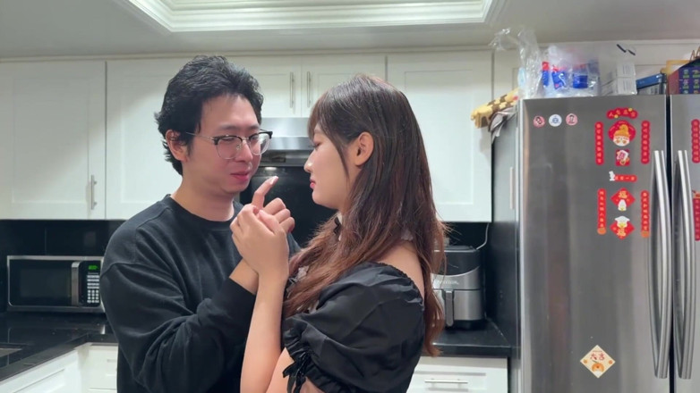 Chloe Lin: 戸別訪問のベーキングレッスンがキッチンバトルに変わります! クリームは相手より先に送られ、28分で全身にクリームが中出しされました