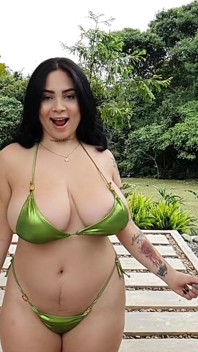 Büyük memeli bikinili bebek kim velez