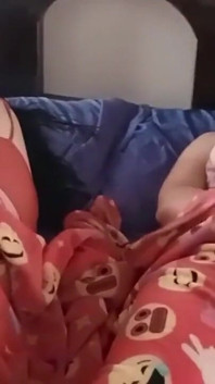 Mi masturbo accanto alla mia amica del riposo!