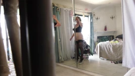 Macecha konečně nechá svého nevlastního syna, aby mu vytáhl péro a ošukal ji