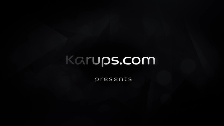 Karups Older Women: Stripteuză matură sexy tatuată își expune țâțele naturale uriașe pentru a-i atrage...