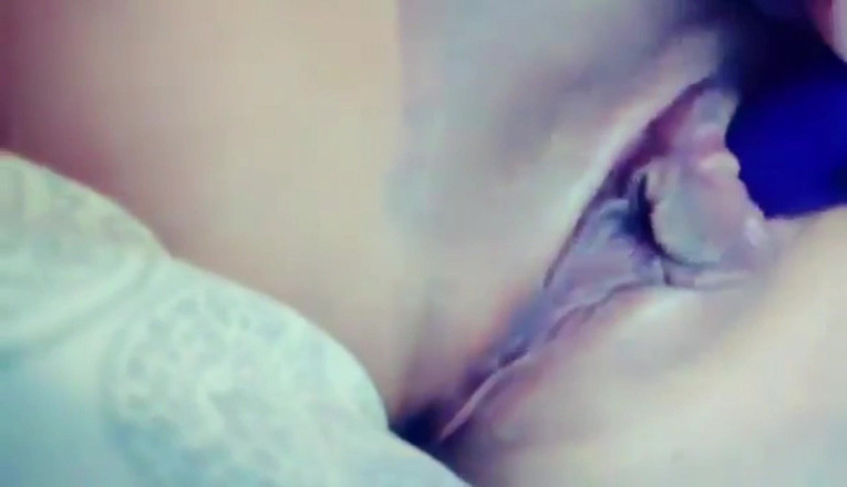 XxMysterycouplexx: वाइब्रेटर से खुशी से कराह रही है।