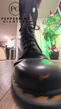 6'7在doc martens踩踏硬恶毒的慢动作踩踏