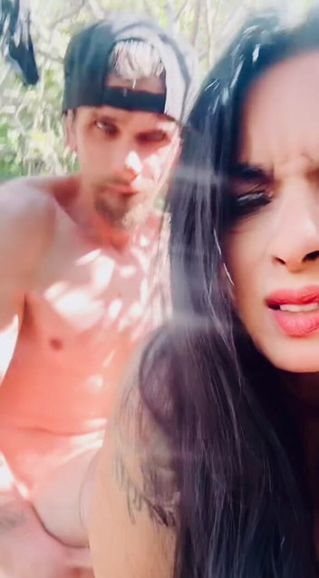 Mia 69: El río la naturaleza follando en el bosque Exóticos