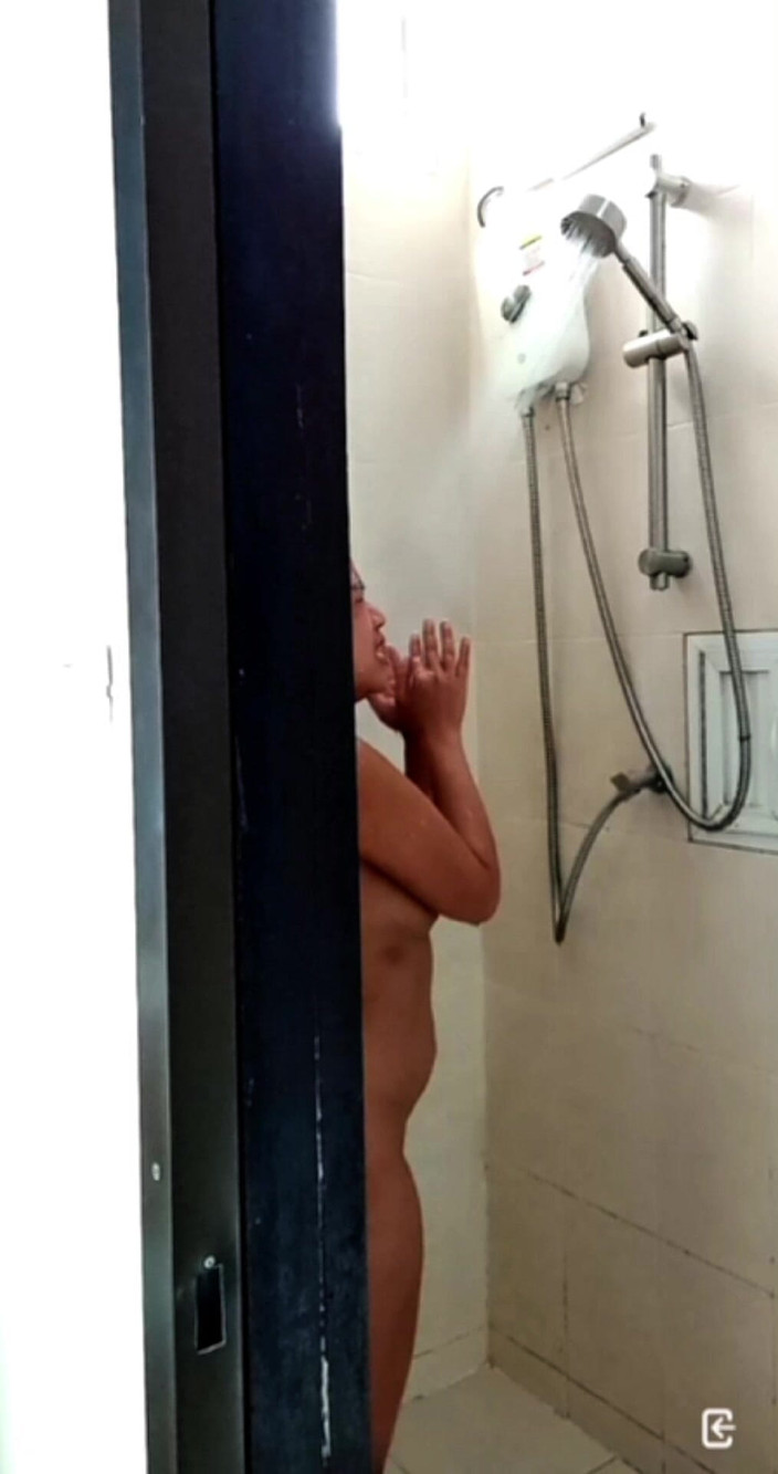 Hotindo: Người lạ xem tôi khỏa thân khi tôi tắm