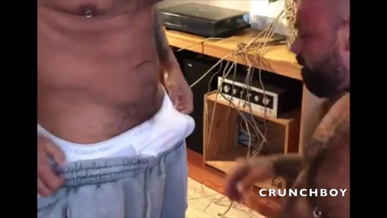 Kinky Bareback Boys: Dolandırıcı sirk otelde Vikotr rom tarafından prezervatifsiz sikiliyor
