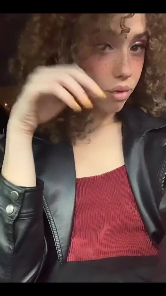 Tia Tizzianni Productions: Biri erkek arkadaşımın parasını ödüyor