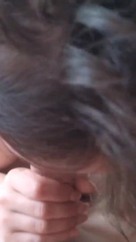 Mijn extra vrouw bij mij thuis en zuig aan mijn grote lul
