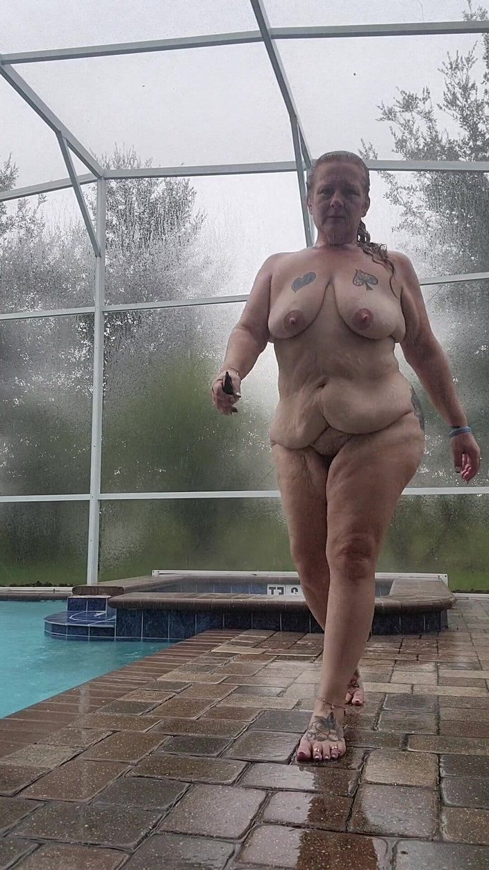 Kween Bunny B: 핫한 욕조에서 노는 버니 B