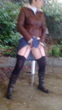 La Donna Matura Fa Pipì Potente Flusso in Calze