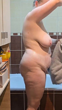 一緒にシャワーを浴びるのが熱いセックスに変わり、妻の膣が精液で満たされて終わる