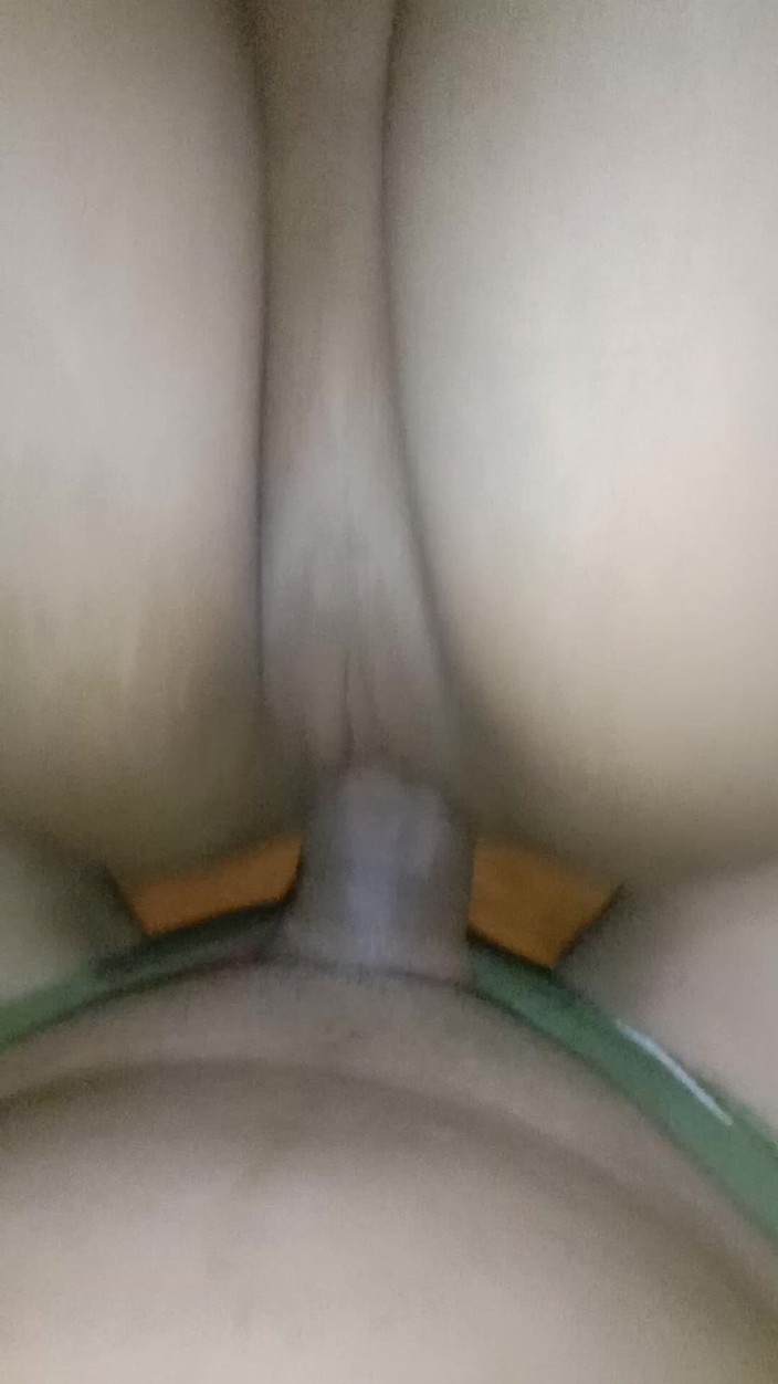 Cintiyalovs: Sentada ao lado do marido enquanto ela estava no chuveiro.