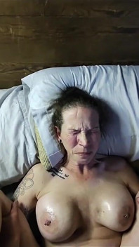 Mamă sexy cu țâțe mari futută și ejaculare facială