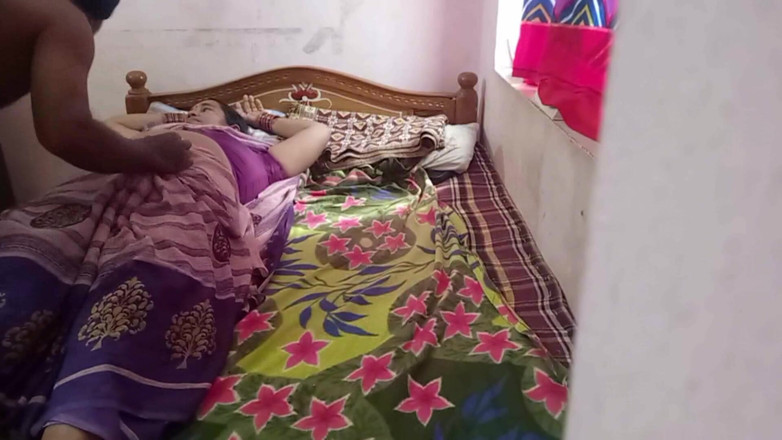 Desi mature: Mama sexy matură Rupa suge pula și se fute