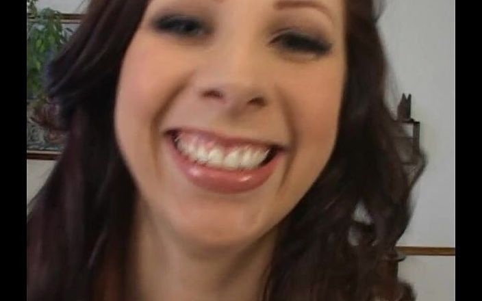 Hot Girlz: Velmi krásná sexy milfka saje roztomilého ptáka a pije sperma