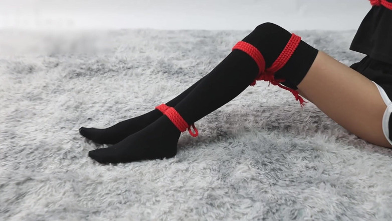 Asian bondage: Eine junge, schöne, schlanke und bezaubernde Freundin mit schwarzen Strümpfen,...